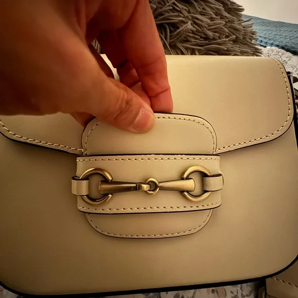 Vera Pelle Cream Shoulder Bag with Gold Accent - Picture 3 of 10